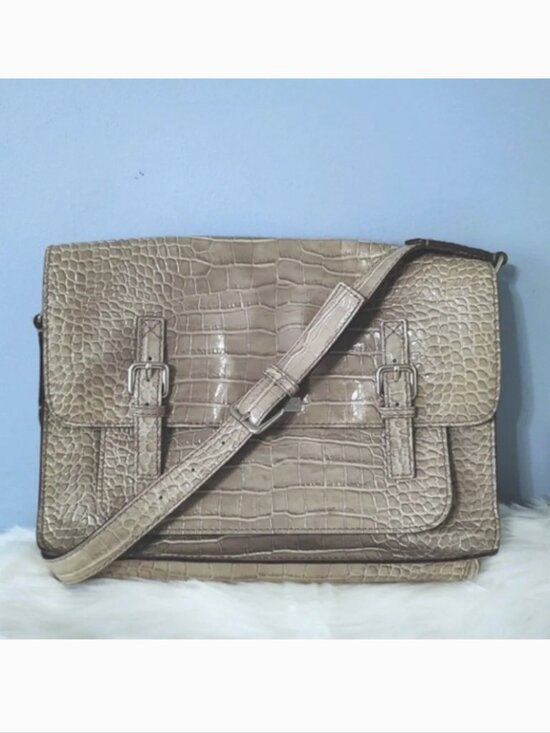 kate spade Handbags - Kate Spade croc embossed Knightsbridge Scout messenger bag crossbody EUC